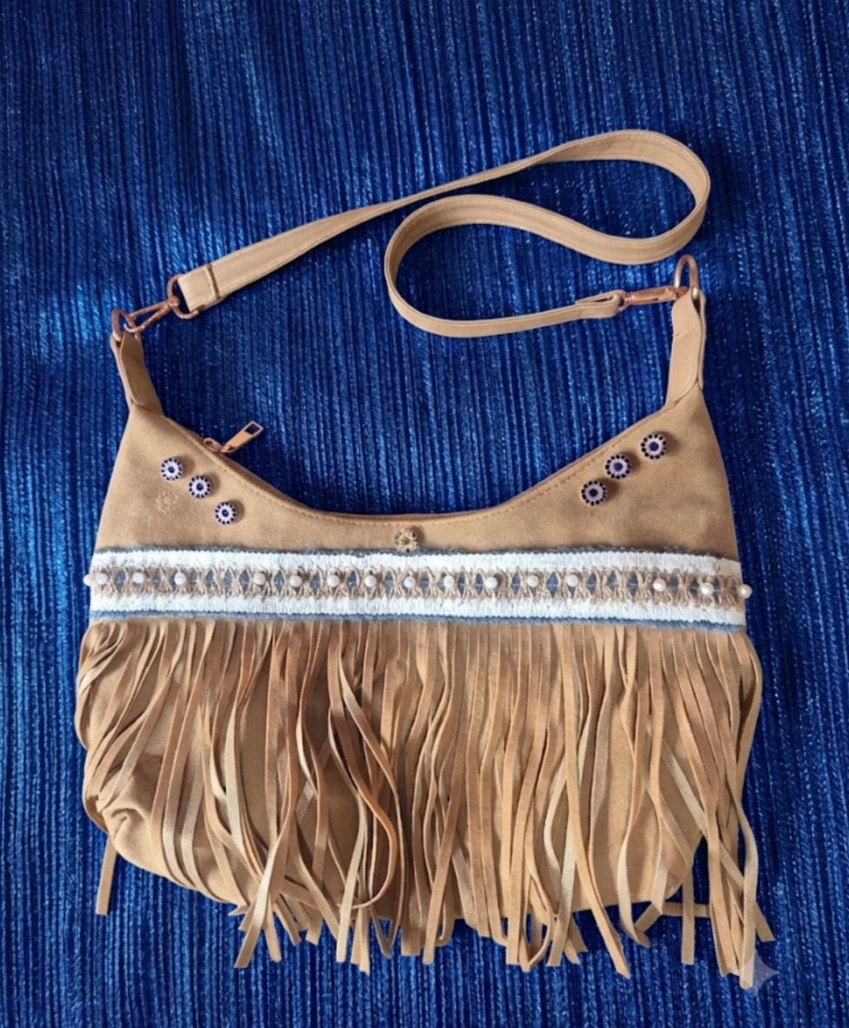 Bolso flecos camel " Perlas blancas"