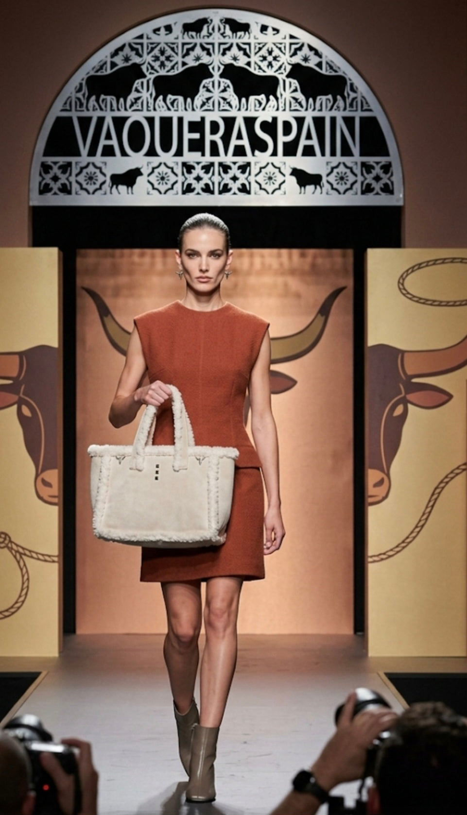 Vista lateral bolso tote bohemio beige crema estilo après-ski boho chic | vaqueraspain