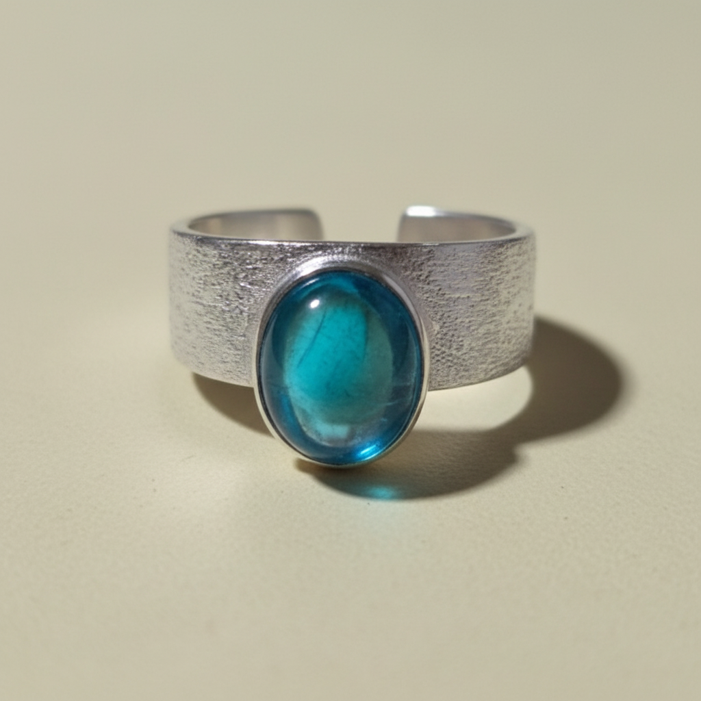 Anillo Aura Lunar frontal sobre fondo beige