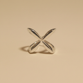 Anillo Estrella Cuatro Puntas frontal sobre fondo beige