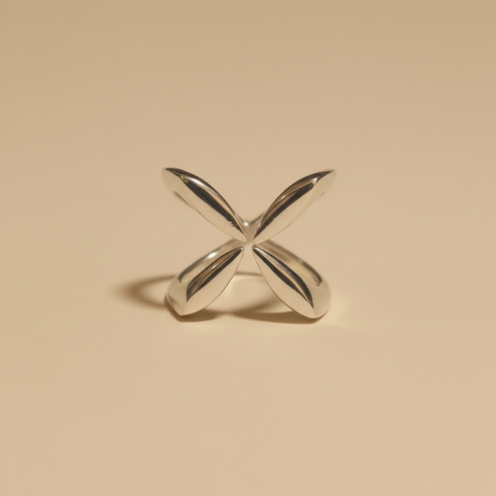 Anillo Estrella Cuatro Puntas frontal sobre fondo beige