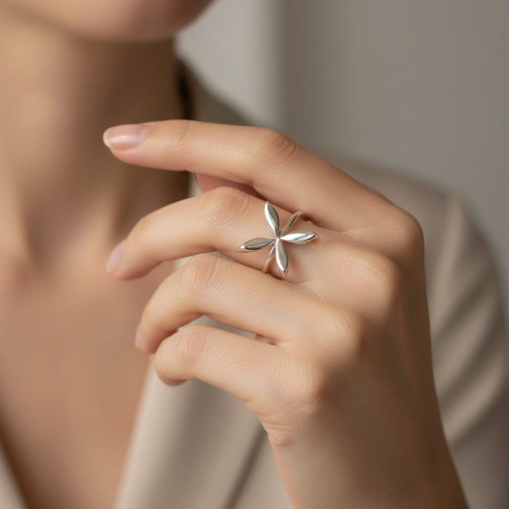 Anillo Estrella Cuatro Puntas llevado en la mano