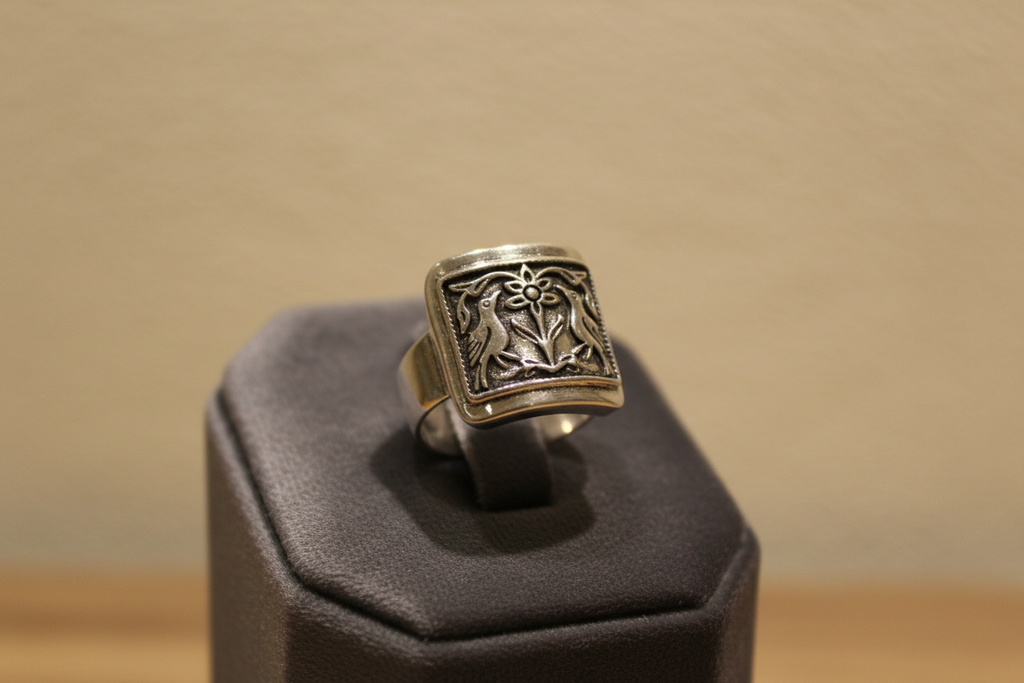 Anillo Pájaros con Flor en tienda fondo beige