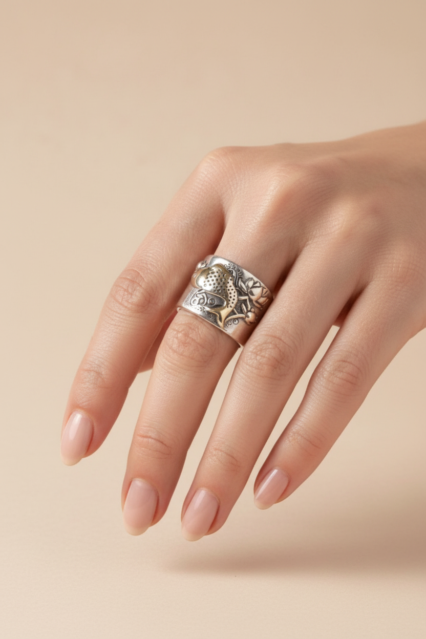 Anillo Pez Koi en modelo fondo beige