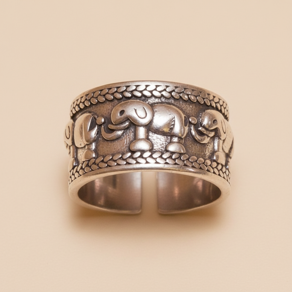 Anillo Procesión de Elefantes frontal sobre fondo beige