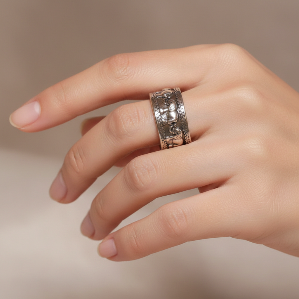 Anillo Procesión de Elefantes llevado en la mano