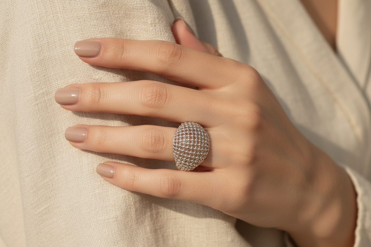 Anillo puesto en la mano