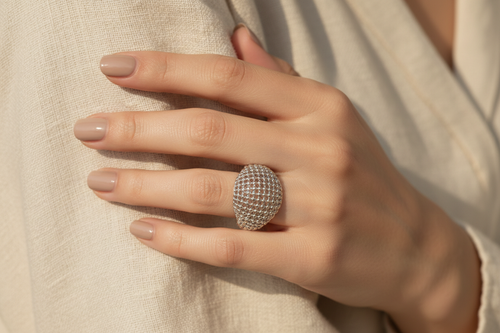 Anillo puesto en la mano