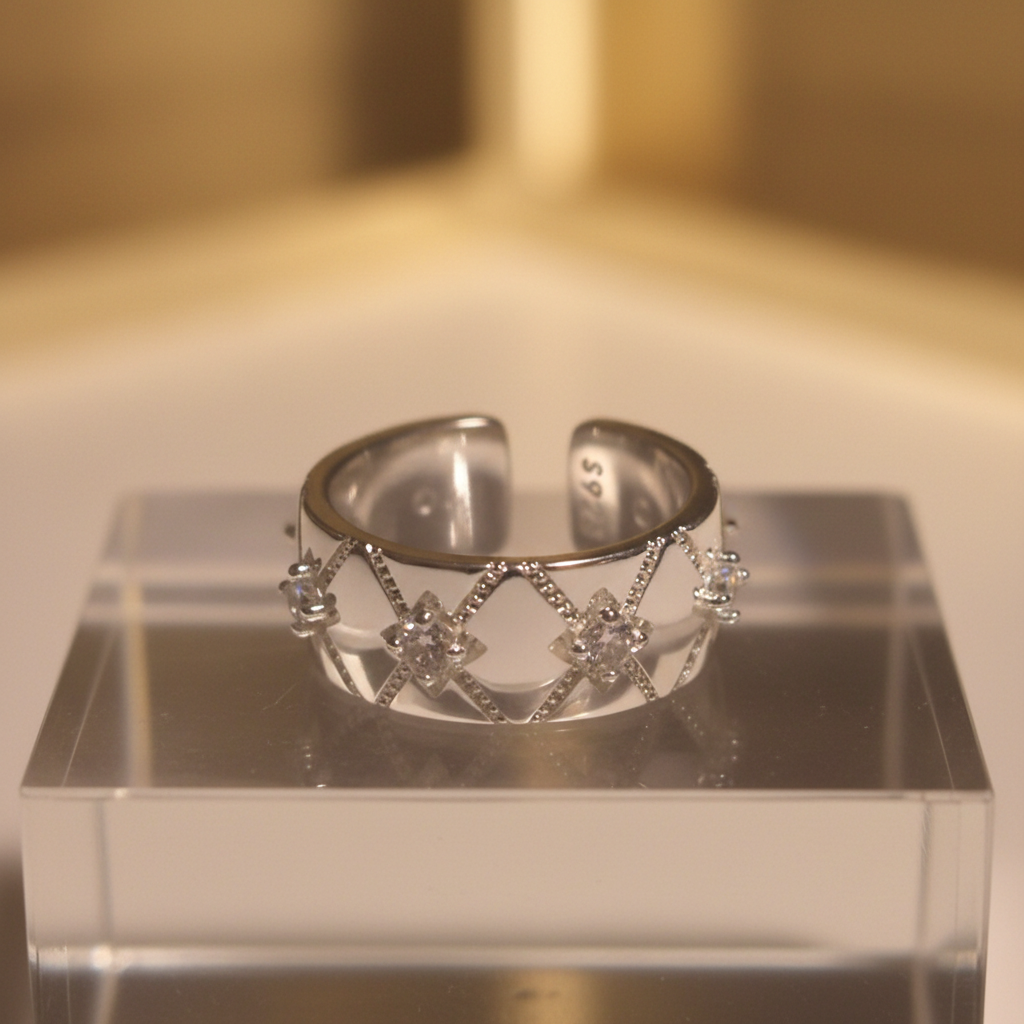 Anillo Rombos Entrelazados abierto en vitrina