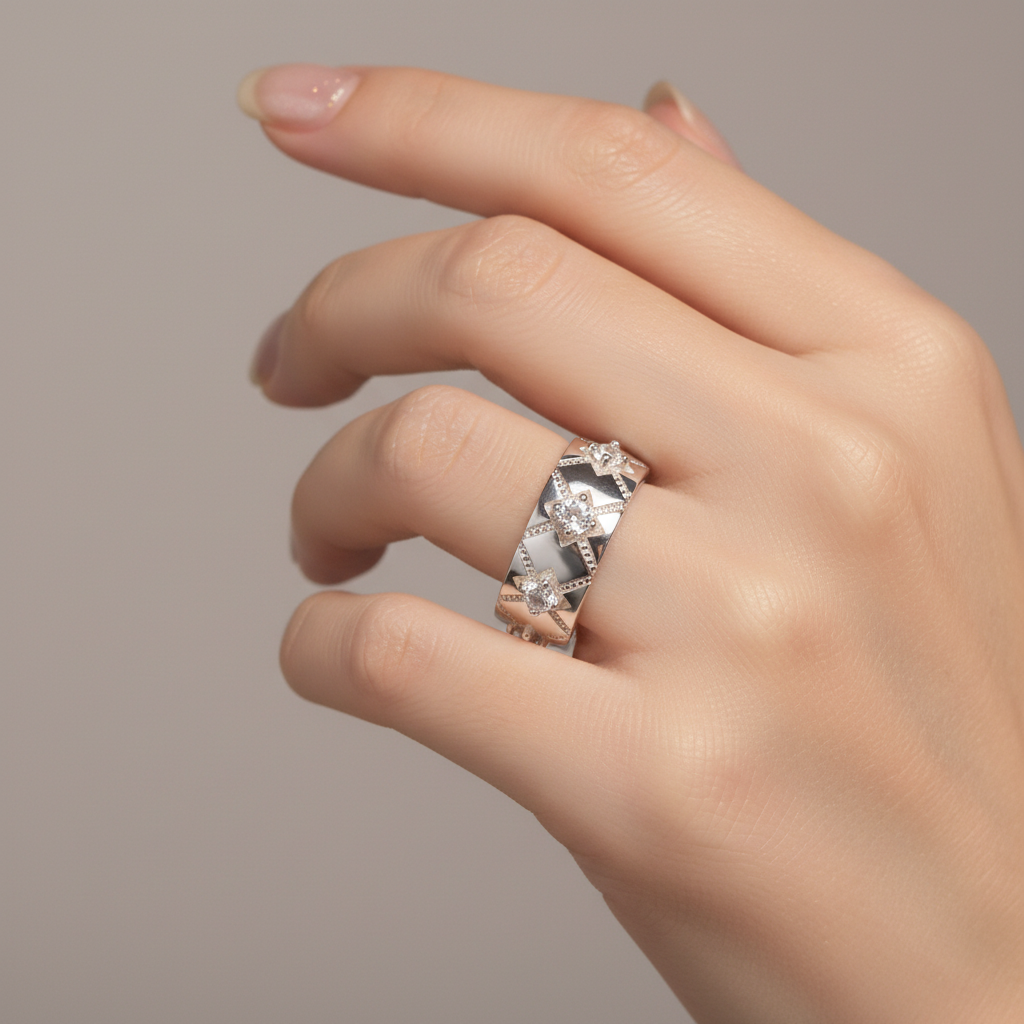 Anillo Rombos Entrelazados abierto llevado en la mano