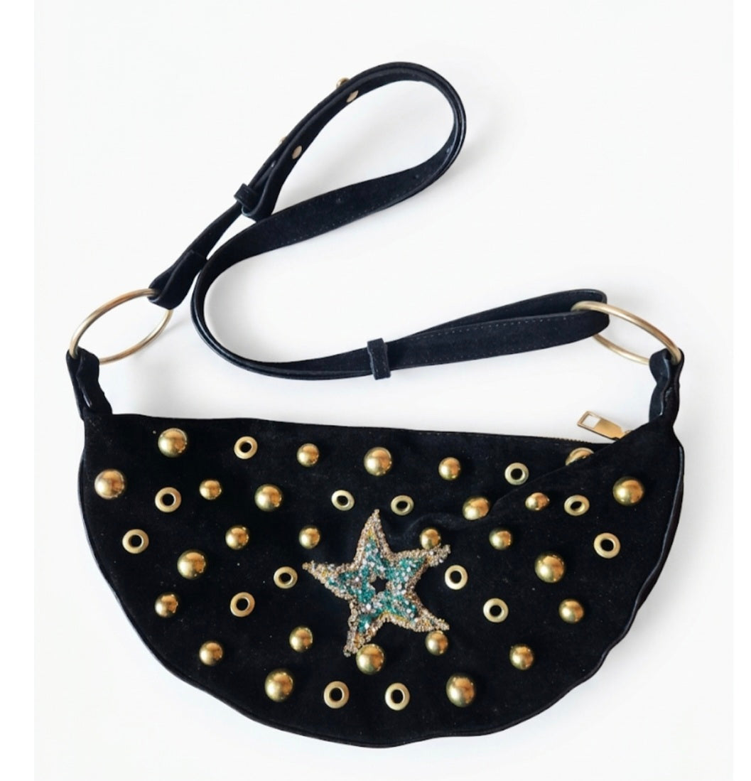 Bolso bohemio antelina negro estrella aguamarina brillante con tachas doradas - vaqueraspain