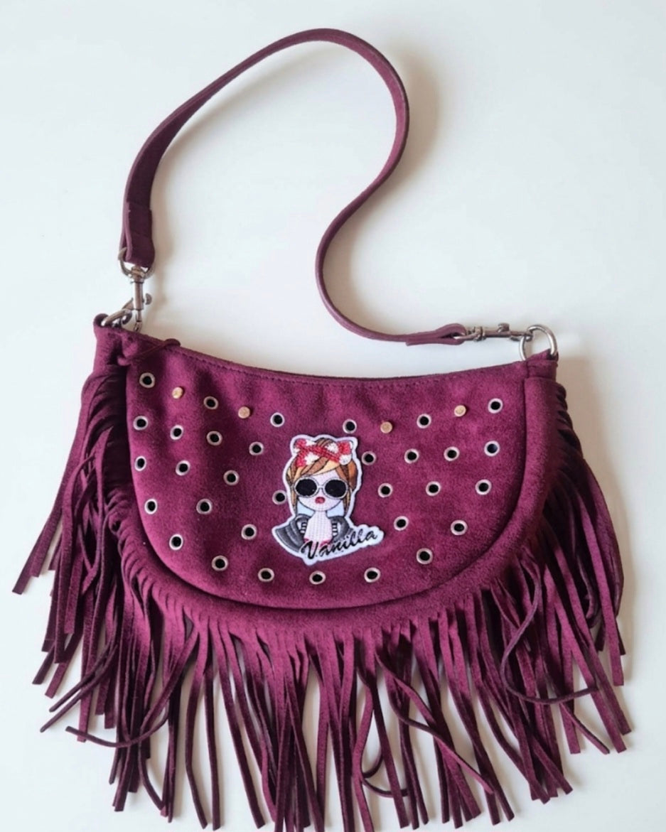 Bolso boho chic burdeos Chica Vanilla con gafas de sol y lazo rojo - vaqueraspain