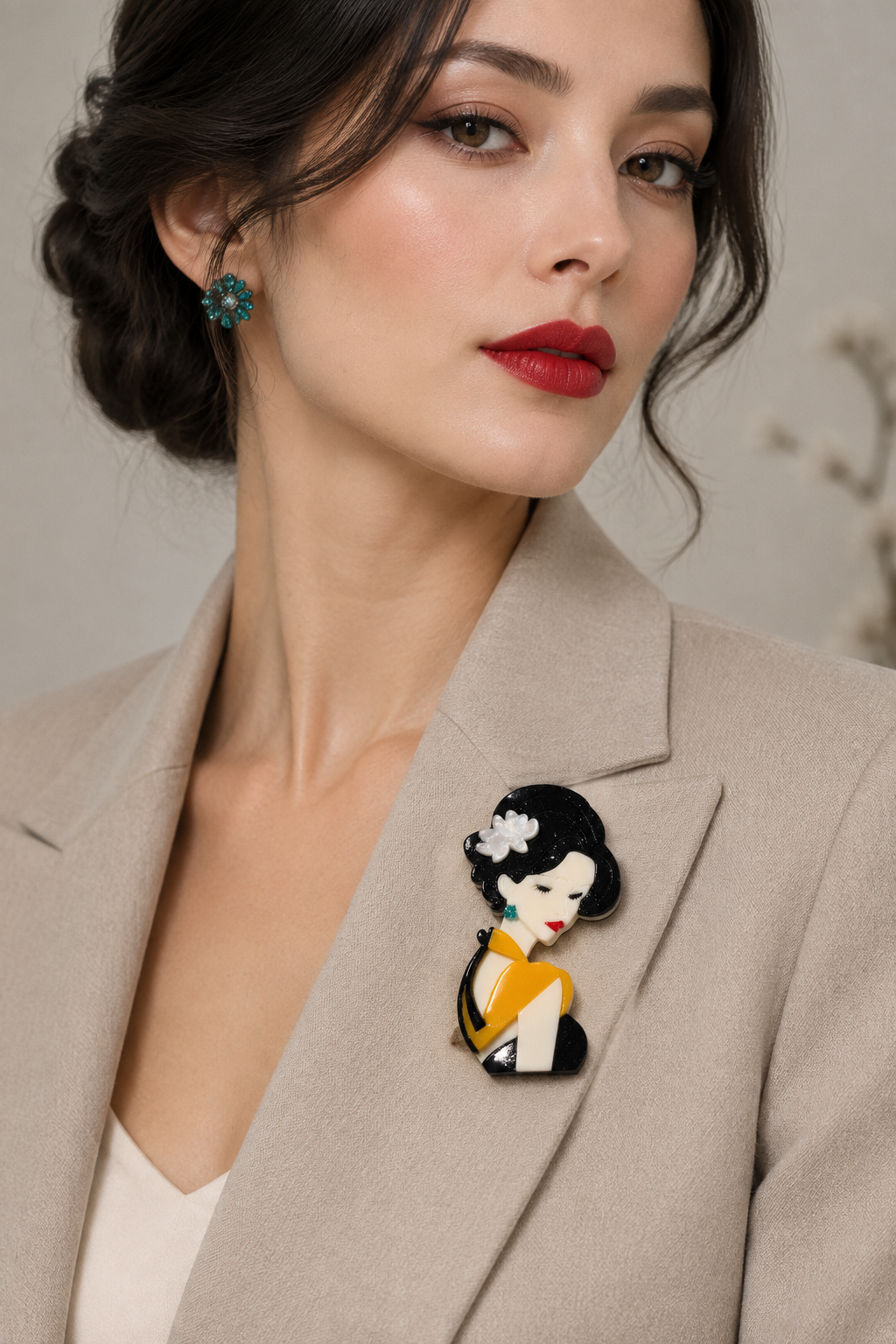 Broche Alma de Geisha colocado en una modelo