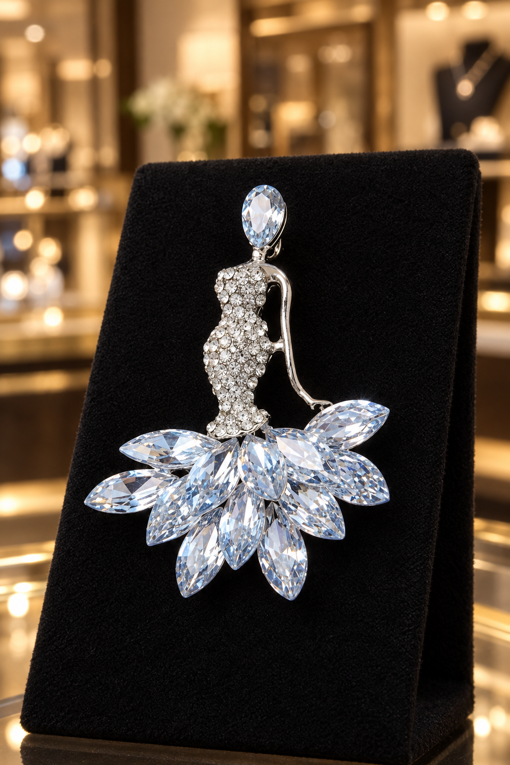 Broche Ballet de Cristal expuesto en una boutique