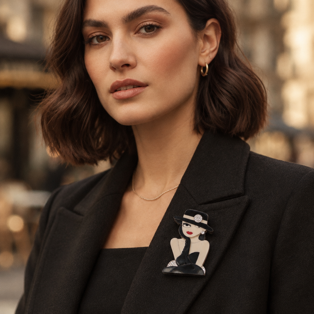 Broche Círculo de Elegancia en una modelo