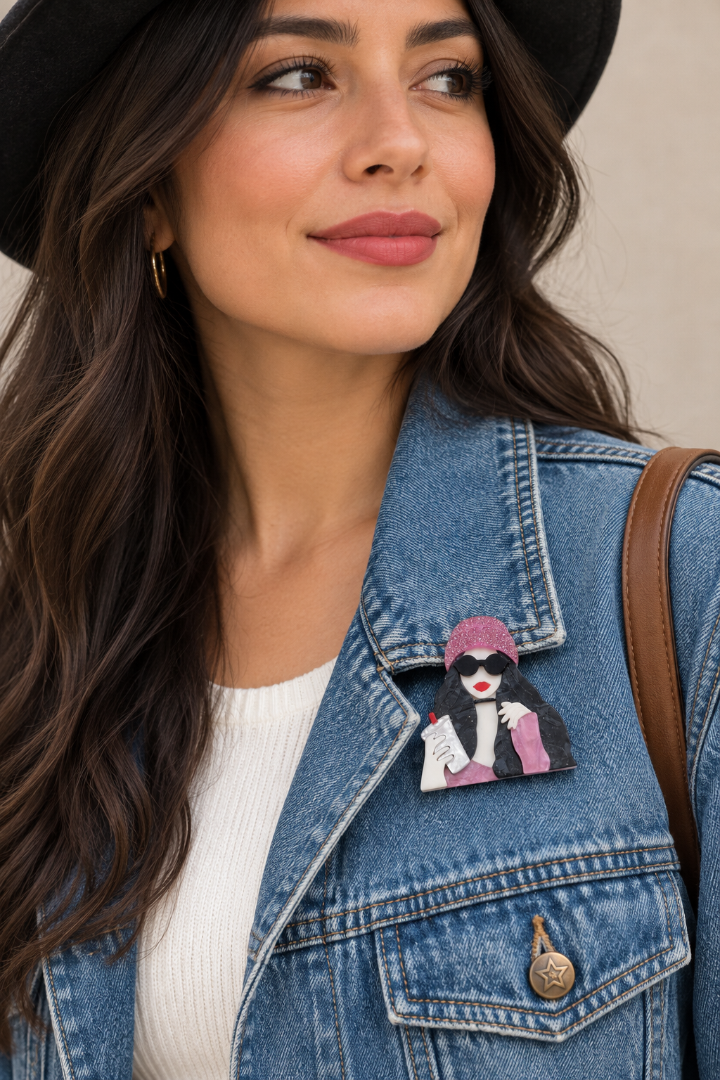 Broche Café con Actitud colocado en una modelo