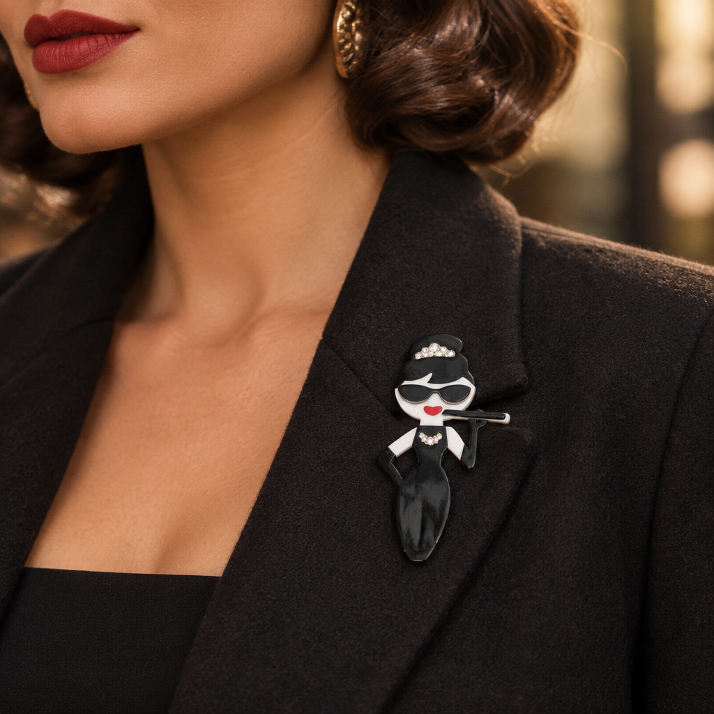 Broche Dama con Diamantes en una modelo