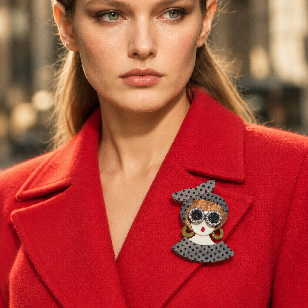 Broche Dama de Lunares en una modelo