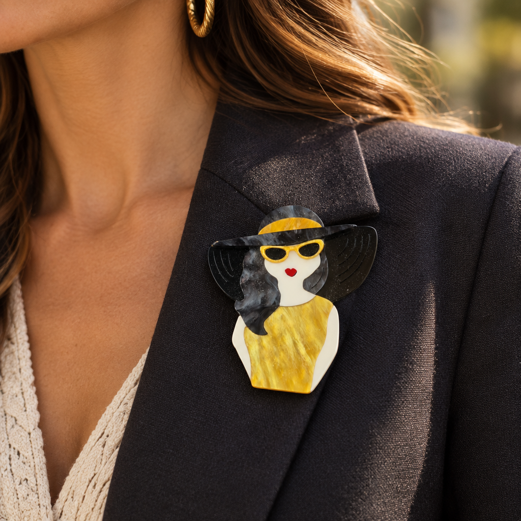 Broche Dama Dorada en una modelo