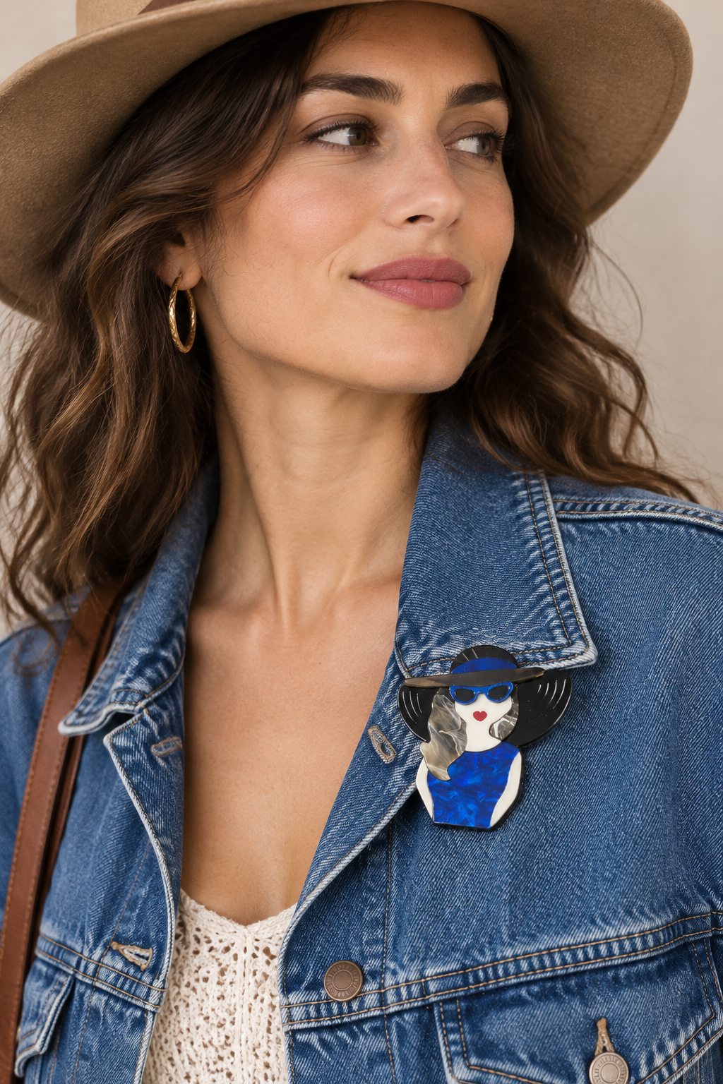 Broche Dama Enigma colocado en una modelo