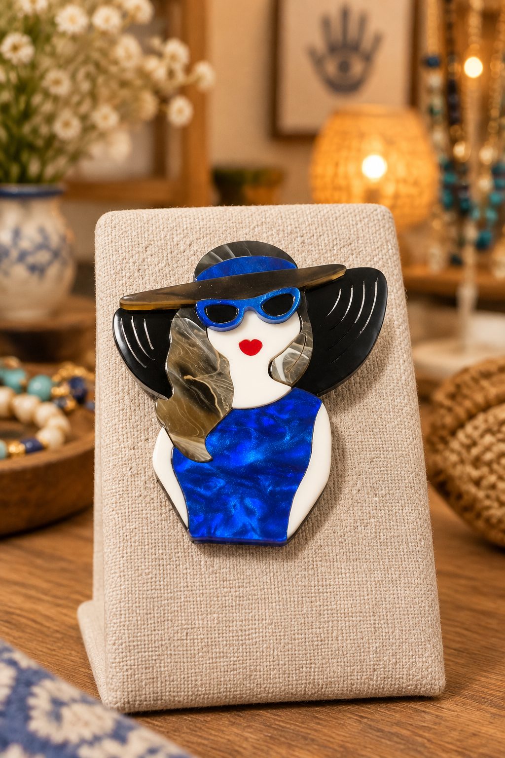 Broche Dama Enigma expuesto en una boutique