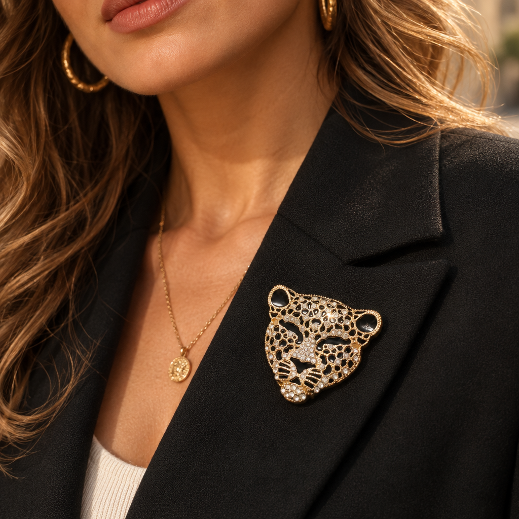 Broche Fiera de Cristal en una modelo