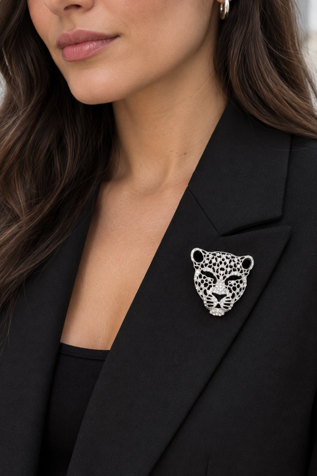 Broche Instinto Plateado en modelo