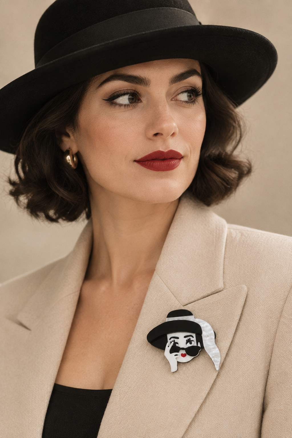 Broche La Dama del Sombrero Negro colocado en una modelo