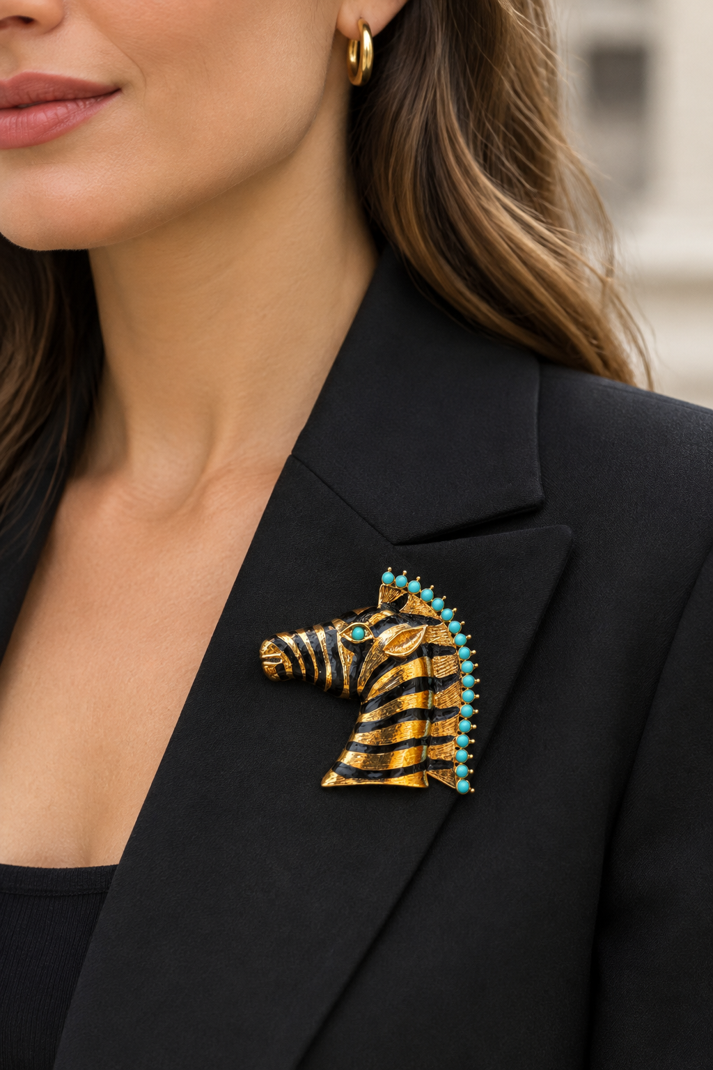 Broche Mirada Salvaje colocado en una modelo