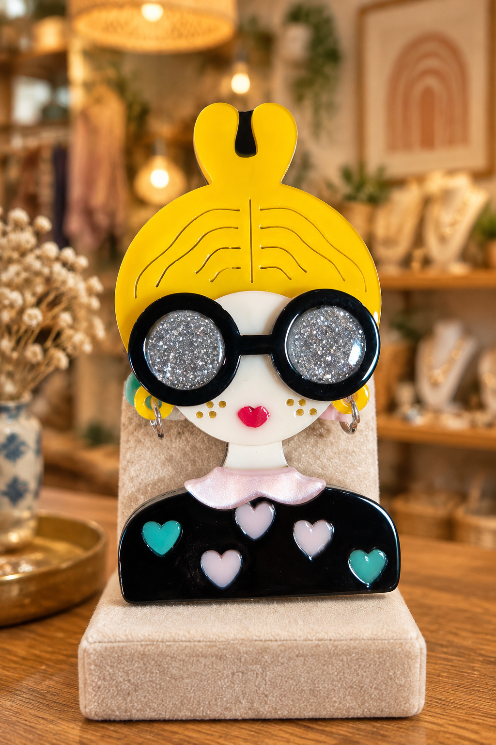 Broche Musa Dorada expuesto en una boutique