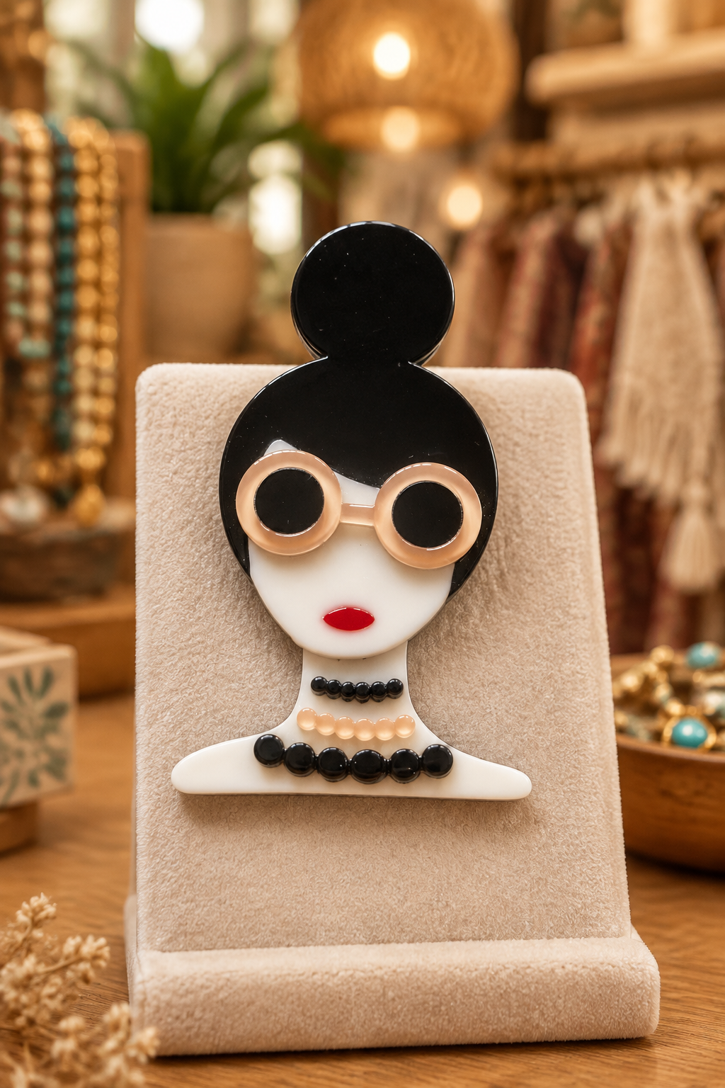 Broche Reina del Moño expuesto en una boutique