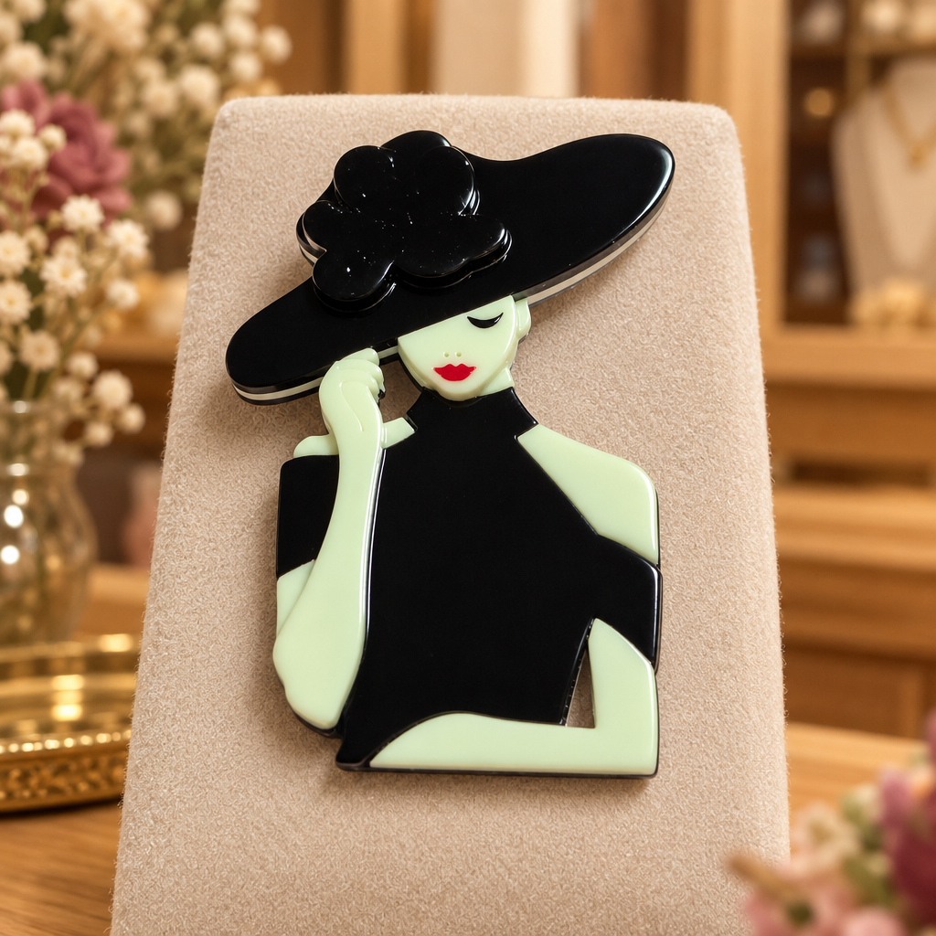 Broche Rosa de Medianoche expuesto en una boutique