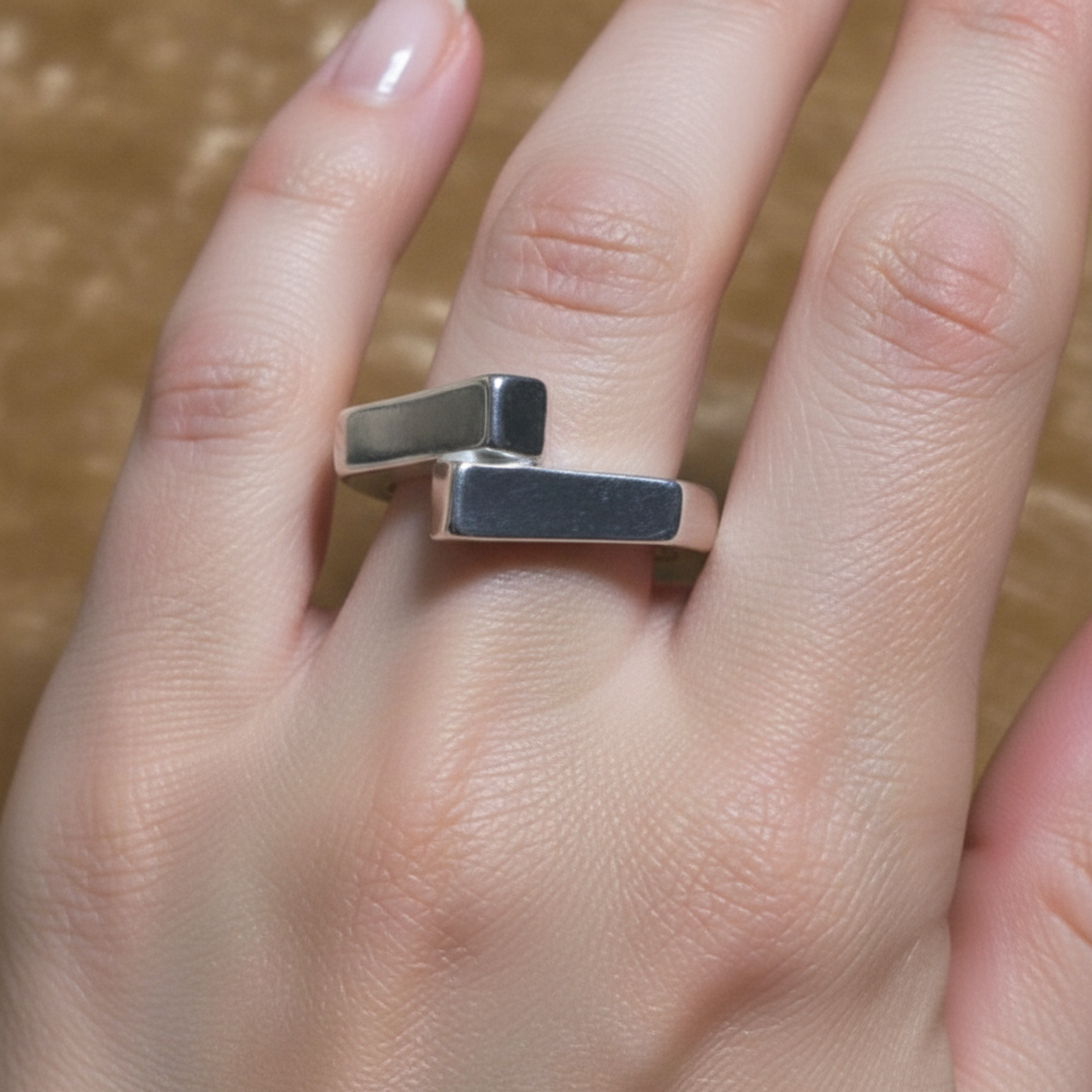 Anillo Bypass de Plata 925 talla 10,5 en la mano de una modelo