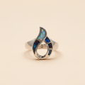 Anillo Llama de Fuego de plata 925 con ópalo negro, visto de frente en formato cuadrado