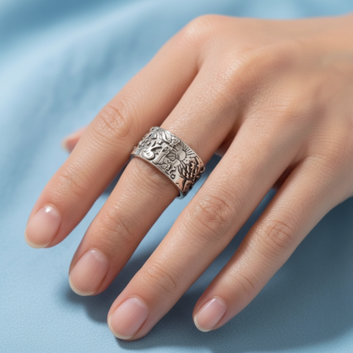 Anillo Asteroide Principito de acero con estrellas y planetas en la mano de una modelo