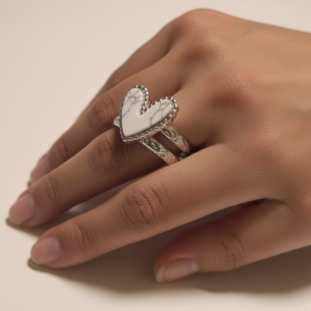 Anillo Turquesa Blanca ajustable de acero con piedra luminosa en la mano de una modelo