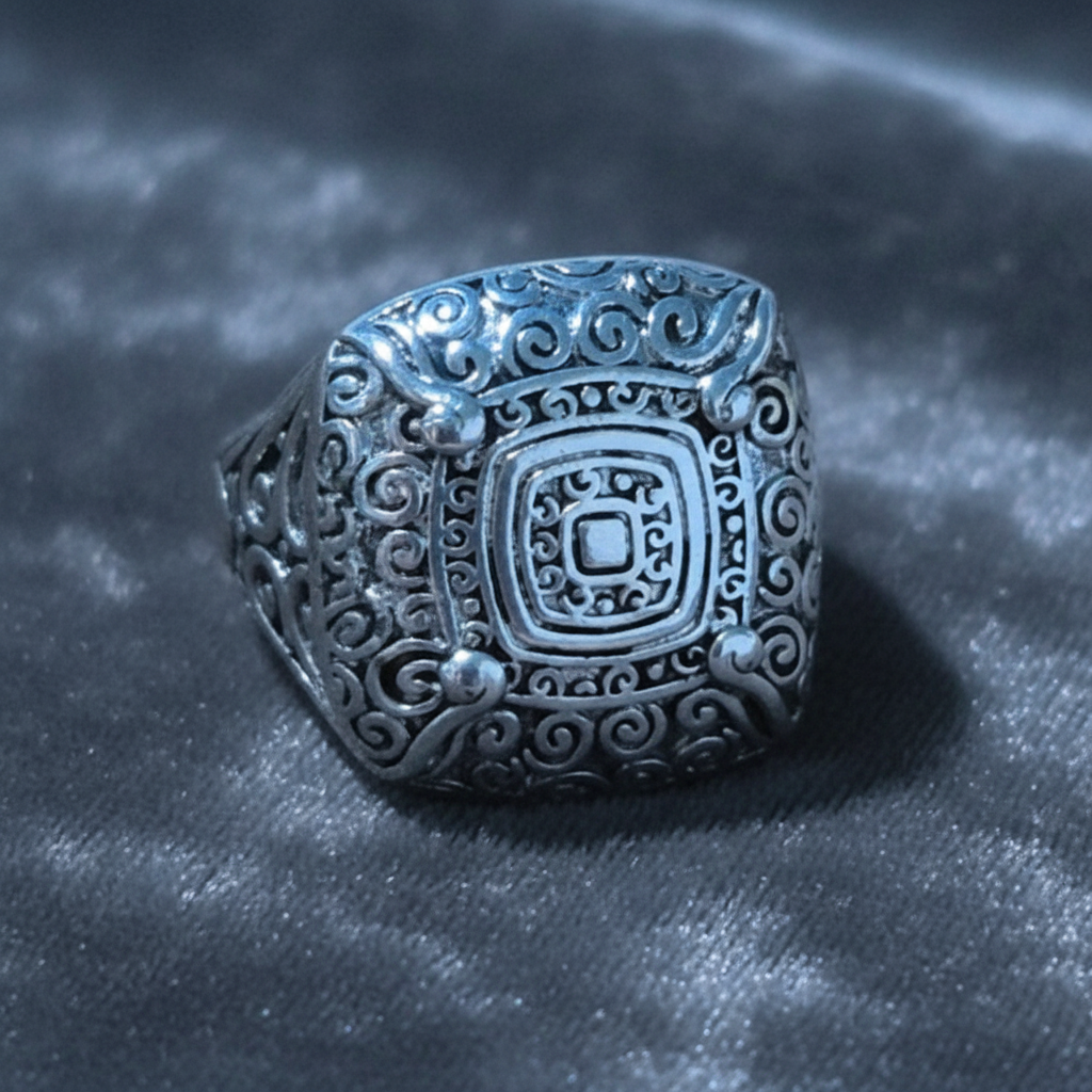 Detalle de las volutas y el acabado blanco plateado de un Anillo Sello Volutas