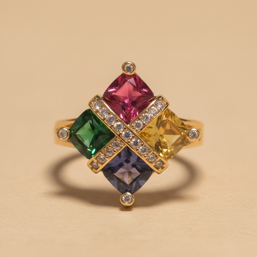 Anillo Art Deco de plata 925 chapado en oro de 18K, visto de frente sobre fondo beige