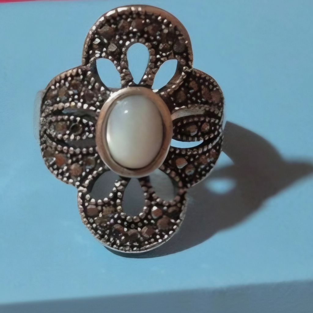 Detalle de la silueta alargada y la textura metálica de un Anillo Marquesita de acero