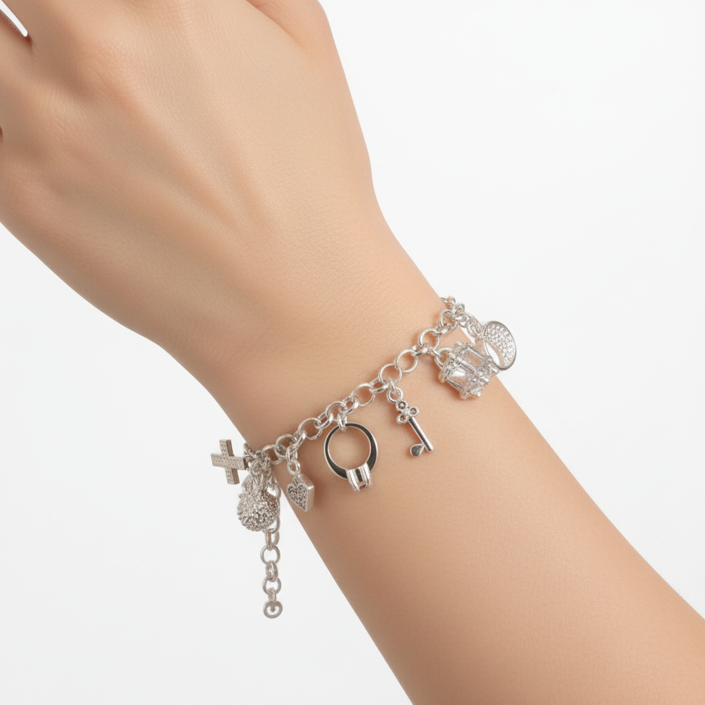 Pulsera romántica de Plata 925 colocada en la muñeca de una modelo