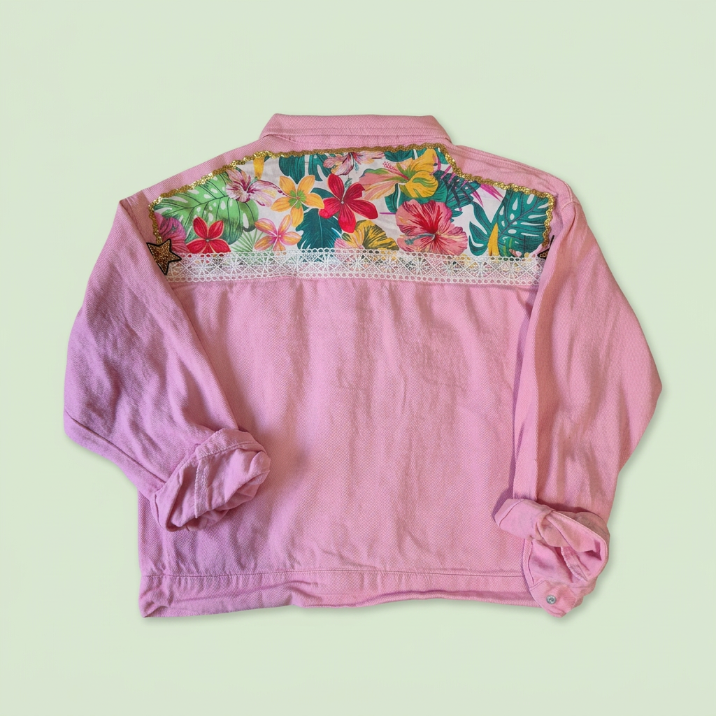 Chaqueta rosa, vista trasera con franja floral tropical y encaje sobre fondo verde claro