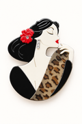 Vista frontal del Broche Diva Salvaje con estola de leopardo