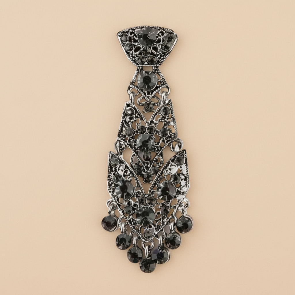 Corbata Joya Strass negra con strass, vista de frente sobre fondo beige
