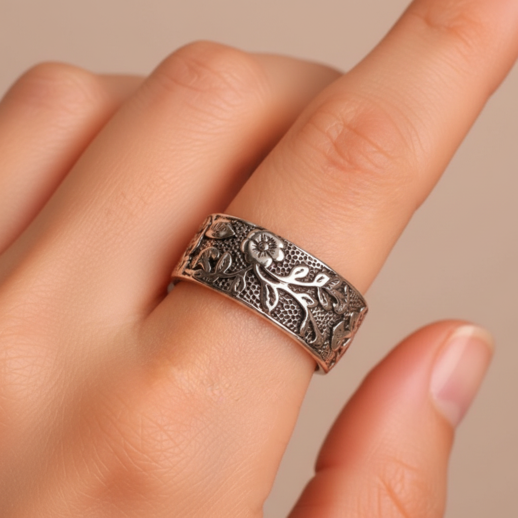 Anillo Eternity de acero con baño de rodio en la mano de una modelo