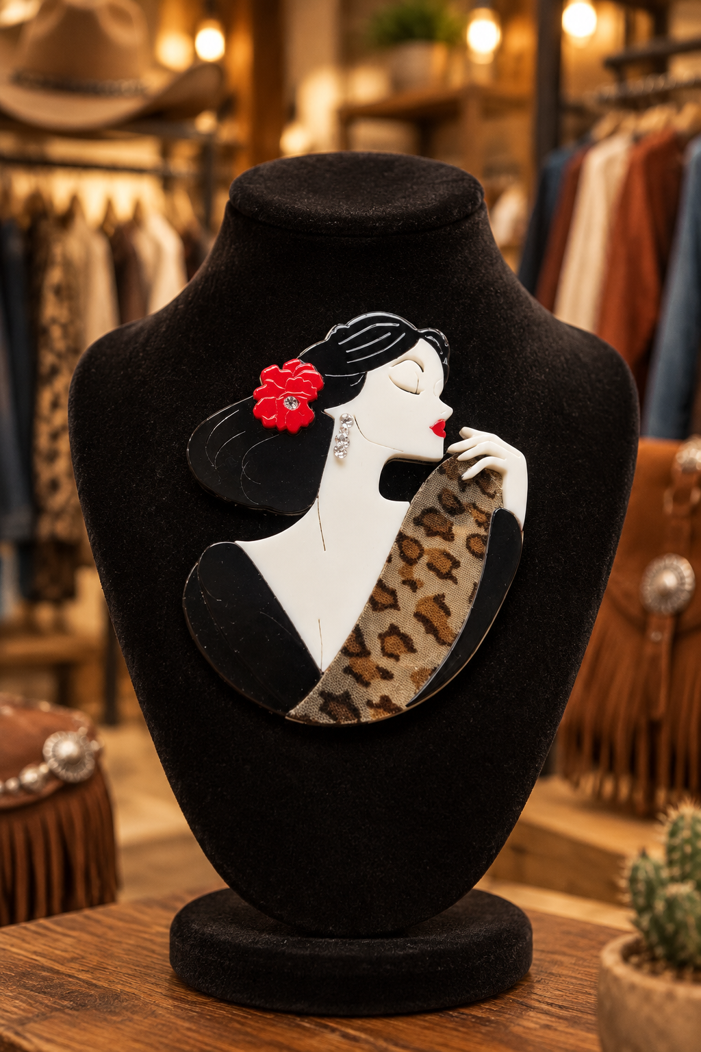 Broche Diva Salvaje expuesto en una boutique boho chic
