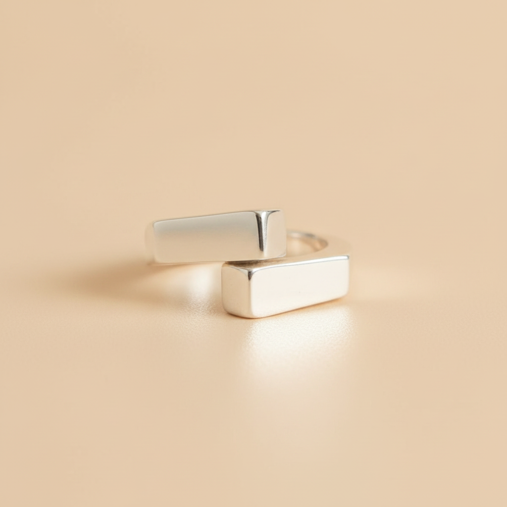 Anillo Bypass de Plata 925 visto de frente sobre fondo beige, talla 10,5