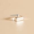 Anillo Bypass de Plata 925 visto de frente sobre fondo beige, talla 10,5