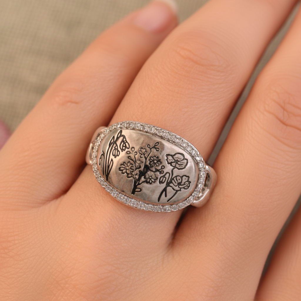 Anillo ajustable de Plata 925 con flores silvestres en la mano de una modelo