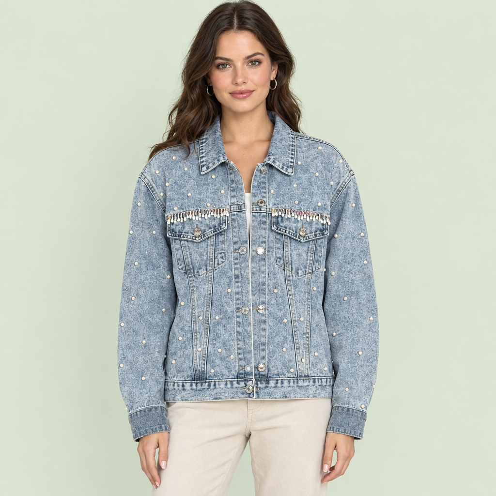 Chaqueta Nácar Rebelde con perlas en modelo