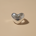 Anillo LOVE ME puffy de plata 925 con inscripción visible, visto de frente